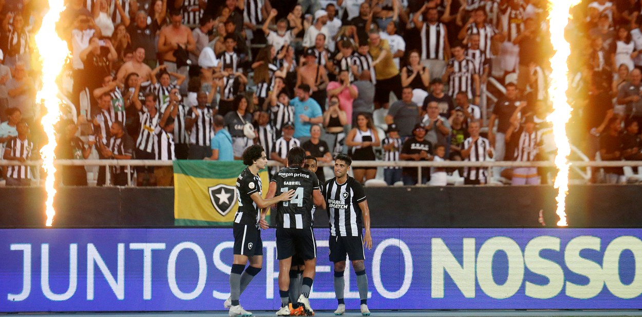 Em jogo maluco de duas viradas e dez gols, Bahia derrota o Goiás pelo  Brasileirão