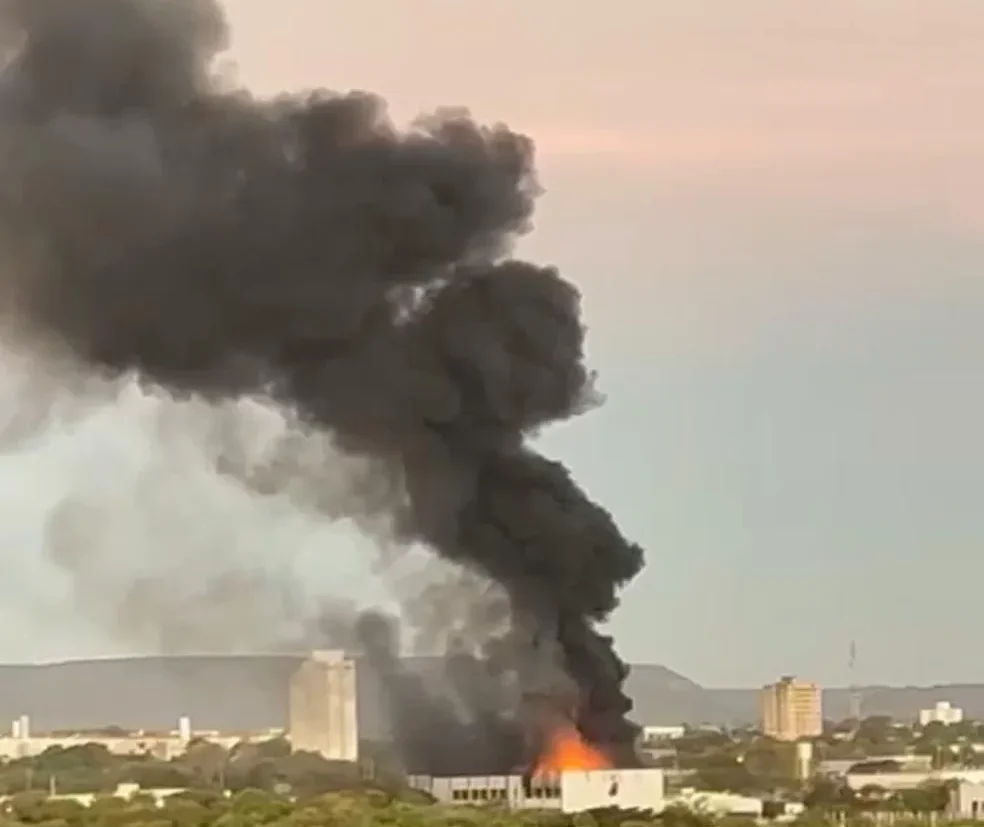 Vídeo: mais um incêndio de grande proporção em Palmas - Rede Jovem