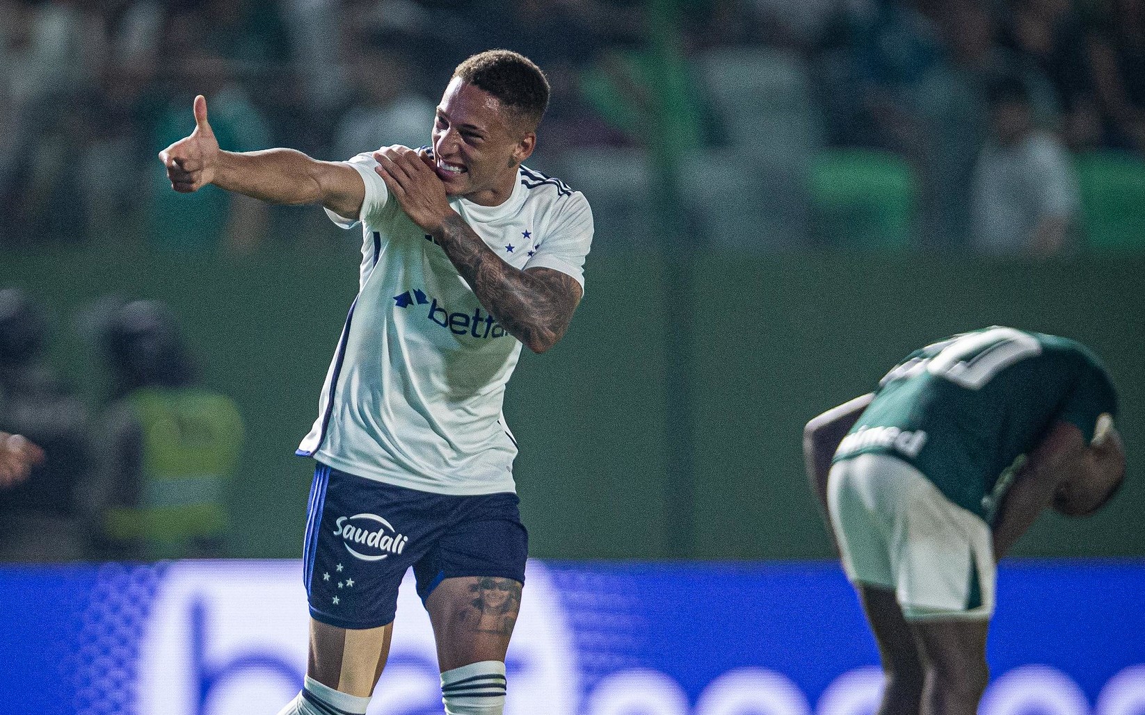 Corinthians vence o Cruzeiro nos acréscimos no primeiro jogo das